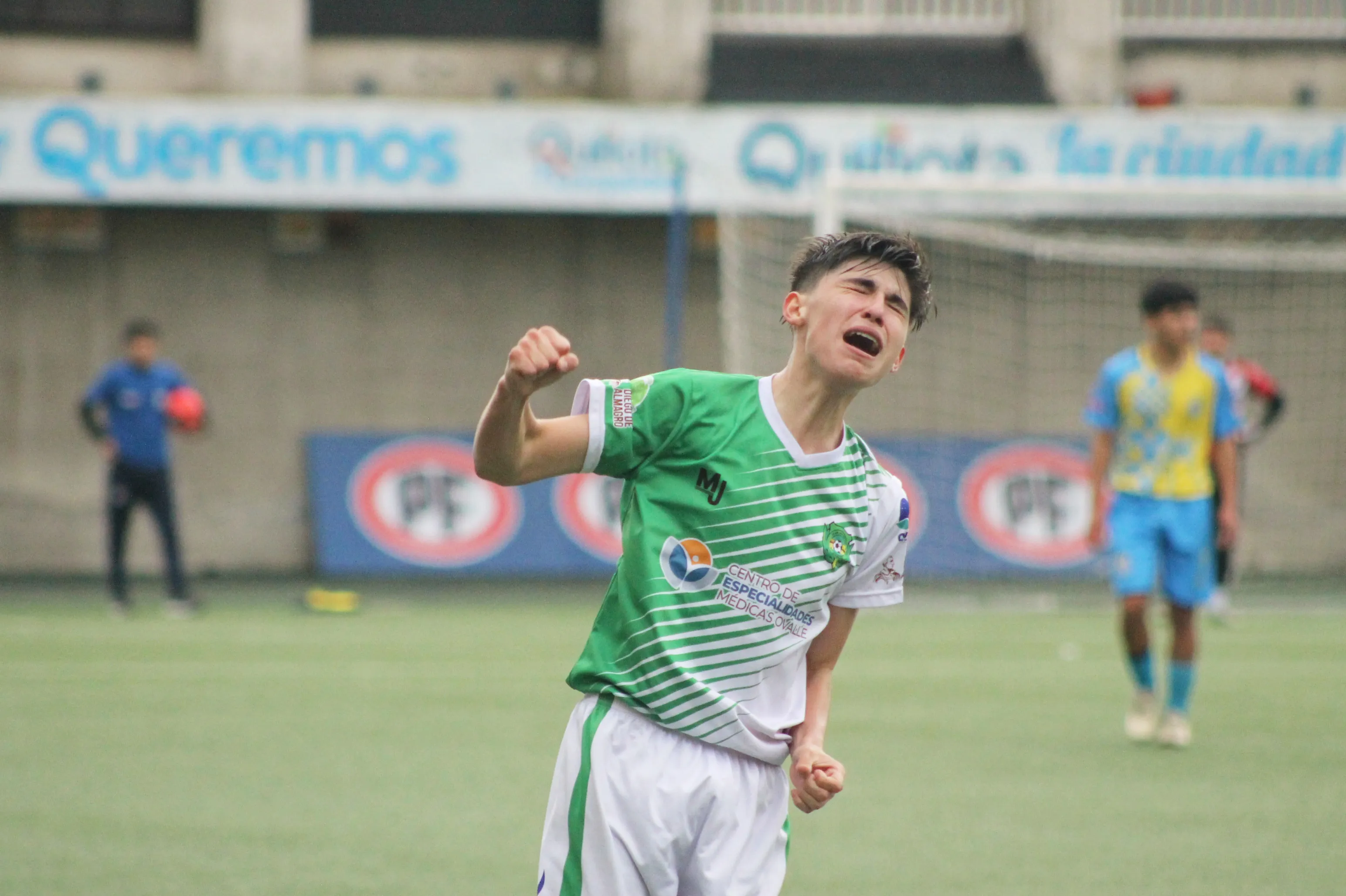 Jugador de fútbol de Club Deportes Ovalle celebra el anotar un gol