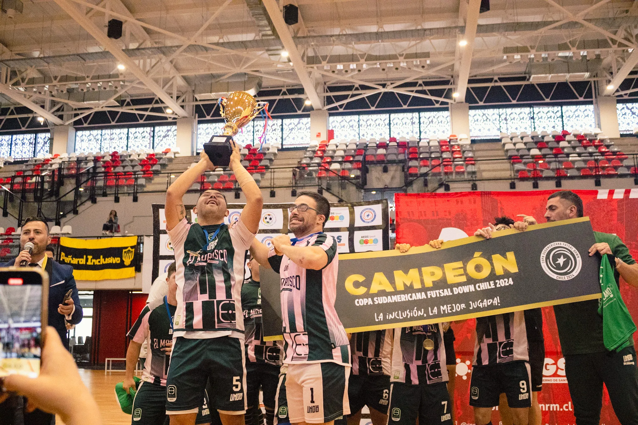 Jugadores del equipo de Futsal Sindrome de Down celebran su titulo Sudamericano